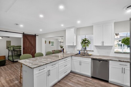 5BR Pool Home Near Beaches | Pet-Friendly + BBQ