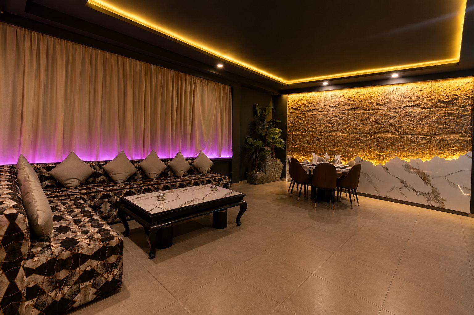 Una sala de estar moderna con un sofá, una mesa de centro y un comedor con sillas y una mesa.