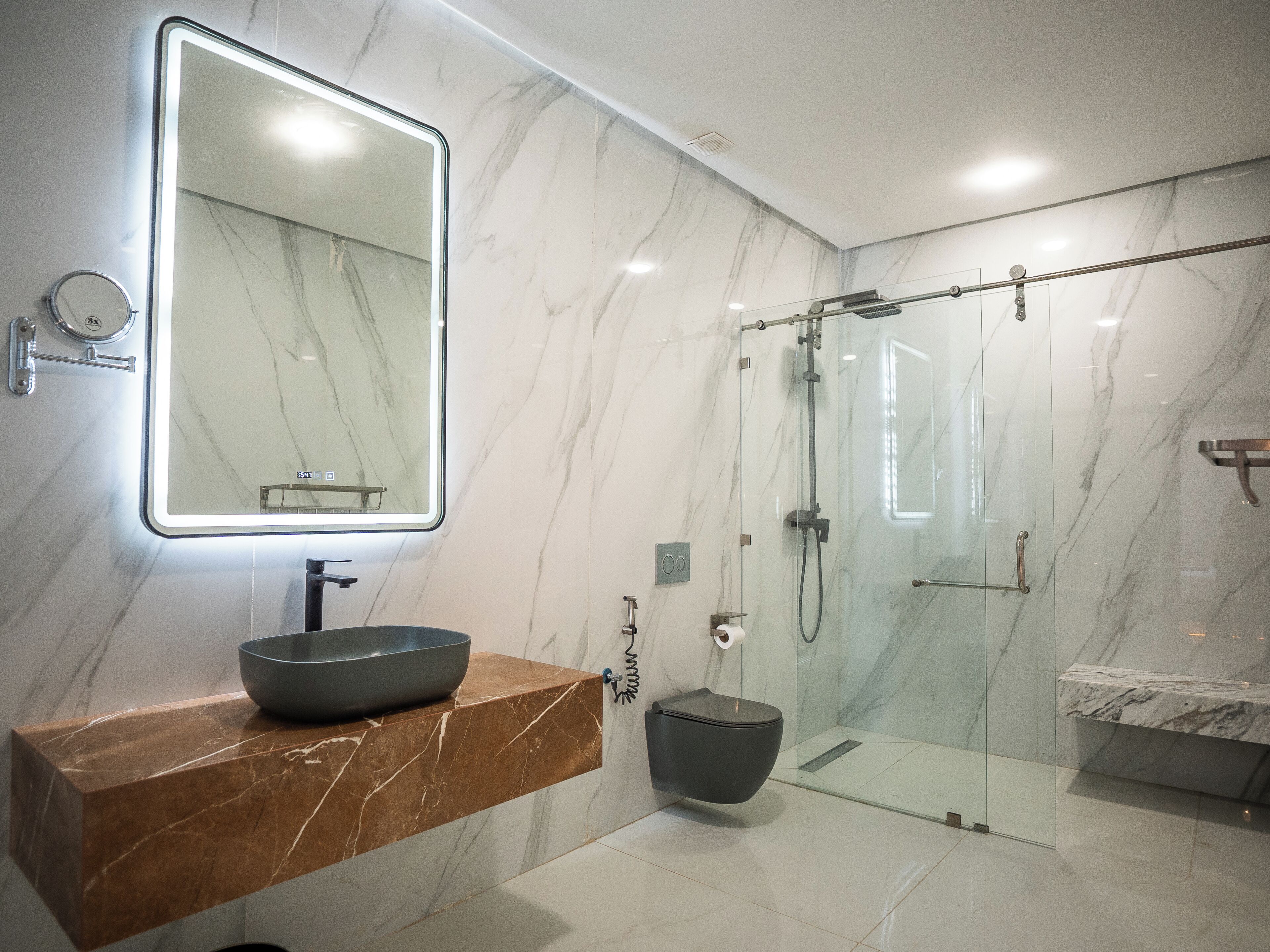 Een douche, handdoeken, zeep, shampoo