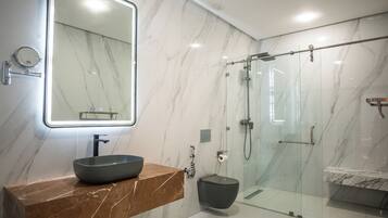 Een douche, handdoeken, zeep, shampoo