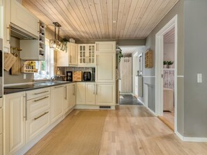Kühlschrank, Mikrowelle, Geschirrspüler, Kochgeschirr/Geschirr/Besteck