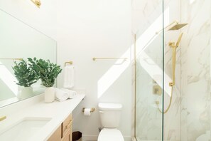 Douche, sèche-cheveux, serviettes fournies, savon
