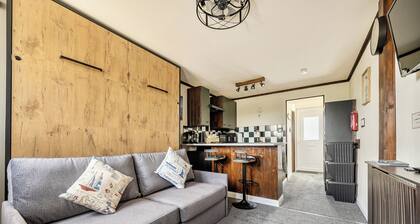 Studio Sleeps 2 with Parking and Garden