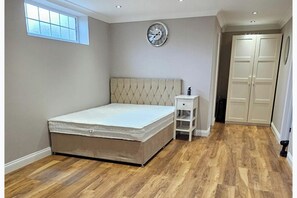 Room - Apartment Sleeps 6 with Parking (London)