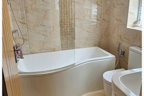 Bathroom - Apartment Sleeps 6 with Parking (London)