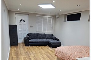 Room - Apartment Sleeps 6 with Parking (London)