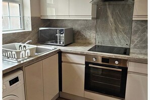 Private kitchen - Apartment Sleeps 6 with Parking (London)