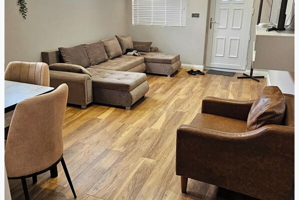 Living area - Apartment Sleeps 6 with Parking (London)