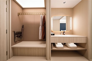 Basic-Doppelzimmer | Badezimmer | Dusche, Haartrockner, Hausschuhe, Handtücher