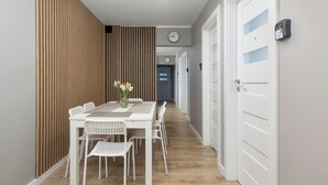 Un interno moderno con un tavolo da pranzo, sedie, un orologio e una porta con serratura.