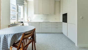 Kjøleskap, ovn, kokeplater og oppvaskmaskin