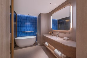 Luxury Suite, City View | Bathroom | Hair dryer, towels, shampoo, toilet paper - Orange Crystal Hotel Hangzhou Renhe (Hangzhou)