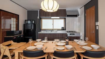 Basic House, 4 Bedrooms | Dining
