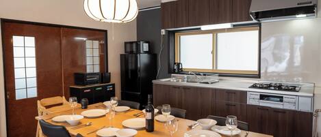 Una cocina moderna con comedor listo para seis personas.