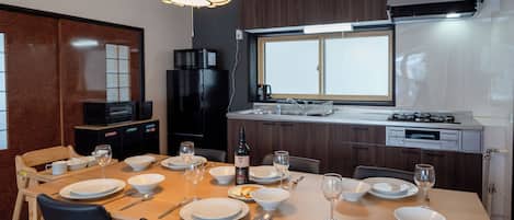 Una cocina moderna con comedor listo para cuatro.
