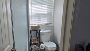 Douche, sèche-cheveux, serviettes fournies, papier toilette