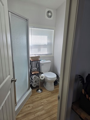 Dusche, Haartrockner, Handtücher, Toilettenpapier
