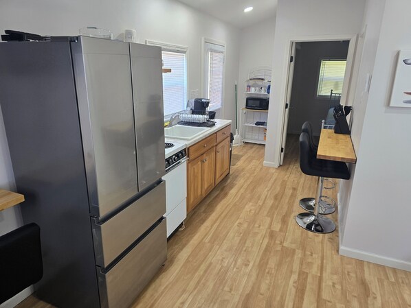 Private kitchen - Charming Tiny House in Country (Adairville)