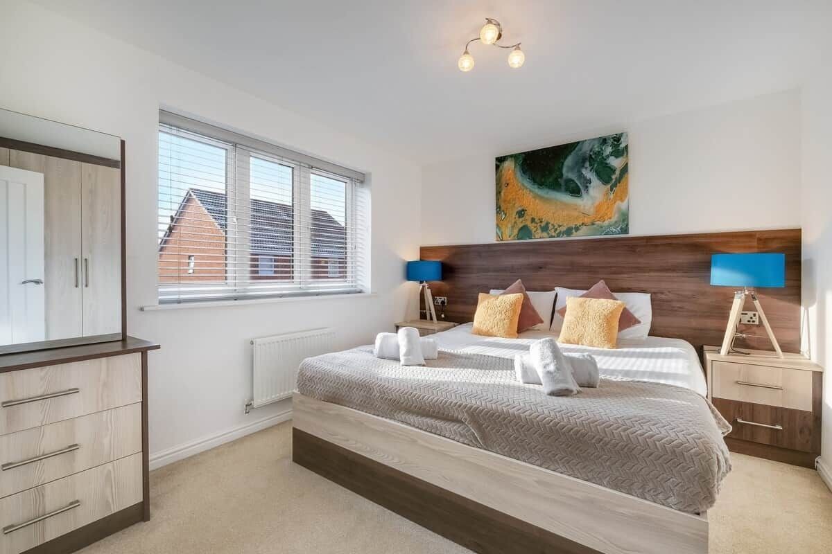 5 bedrooms, desk, iron/ironing board, WiFi