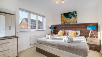 5 bedrooms, desk, iron/ironing board, WiFi