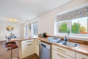 Private kitchen - Entire 5 Bed home in Bristol United Kingdom (Pucklechurch)