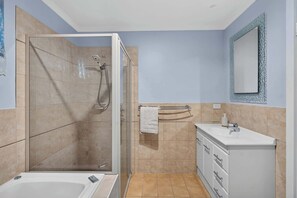 Bathroom - The Brynes Hideaway - On Brynes Road (Goolwa)