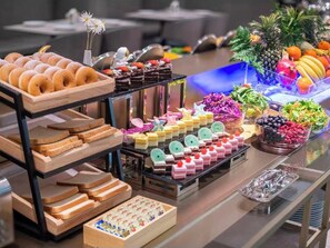 Tägliches Frühstücksbuffet gegen Gebühr