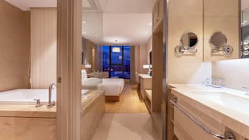 Comfort Double Room, River View | Bilik Mandi | Selipar