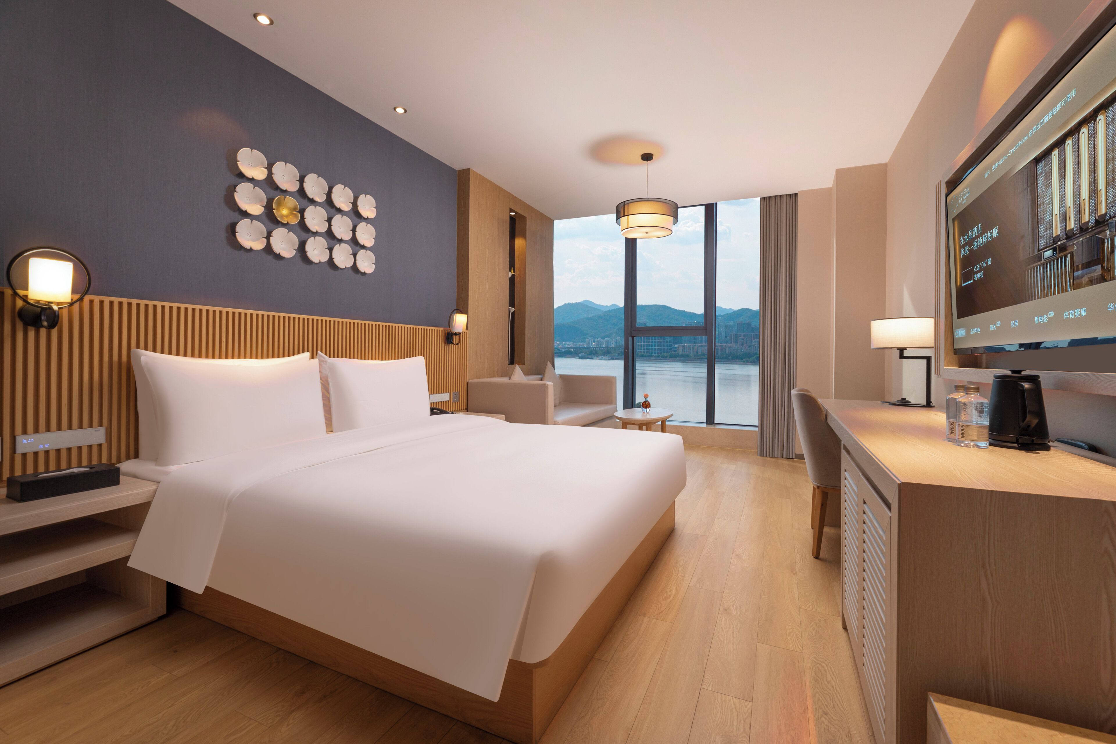 Kamar Double Comfort, pemandangan sungai | Seprai premium, selimut bulu angsa, minibar gratis, dan brankas