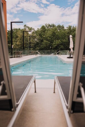 Outdoor pool - Beachside Luxury Suite | Pool, hottub, Sleeps 6 (Kelowna)
