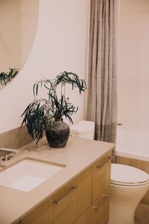 Shower, hair dryer, towels, soap - Beachside Luxury Suite | Pool, hottub, Sleeps 6 (Kelowna)