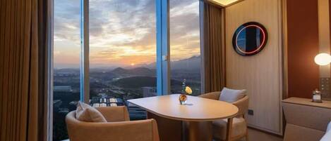 Habitación Confort con 2 camas individuales, vista a la ciudad | Restaurantes