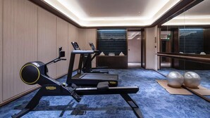 A hotel room with a treadmill, exercise balls, and a mirrored wall. - Orange Crystal Hangzhou Tonglu Station (Hangzhou)