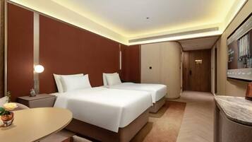 Comfort Twin Room, City View | Desk