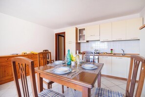 Coffee/tea maker, fridge, oven, stovetop - Il Rifugio Di Daniela, San Teodoro, Italy (San Teodoro)