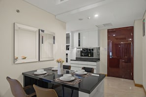 Appartement, 1 slaapkamer, uitzicht op de stad | Dineerruimte