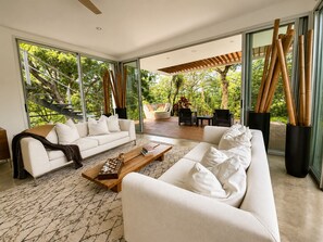 Ein modernes Wohnzimmer mit einer Couch, einem Couchtisch und einem Schachbrett.