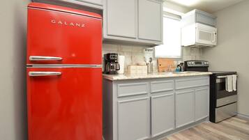 Coffee/tea maker, fridge, microwave, stovetop