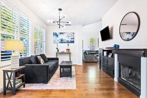 TV, offices - Coastal Encinitas Escape - Sauna & Cold Plunge (Encinitas)