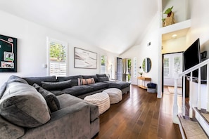 TV, offices - Coastal Encinitas Escape - Sauna & Cold Plunge (Encinitas)