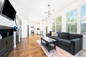 TV, offices - Coastal Encinitas Escape - Sauna & Cold Plunge (Encinitas)