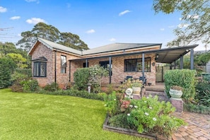 Exterior - Sunny three bedroom home in Bulli with a beautiful garden (Bulli)