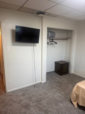 2 slaapkamers, een strijkplank/strijkijzer, internet, beddengoed