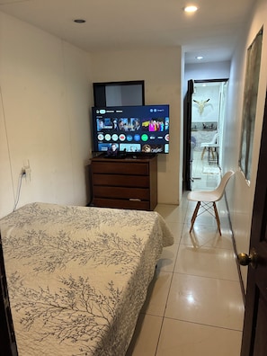 2 Schlafzimmer, Schreibtisch, Bügeleisen/Bügelbrett, WLAN