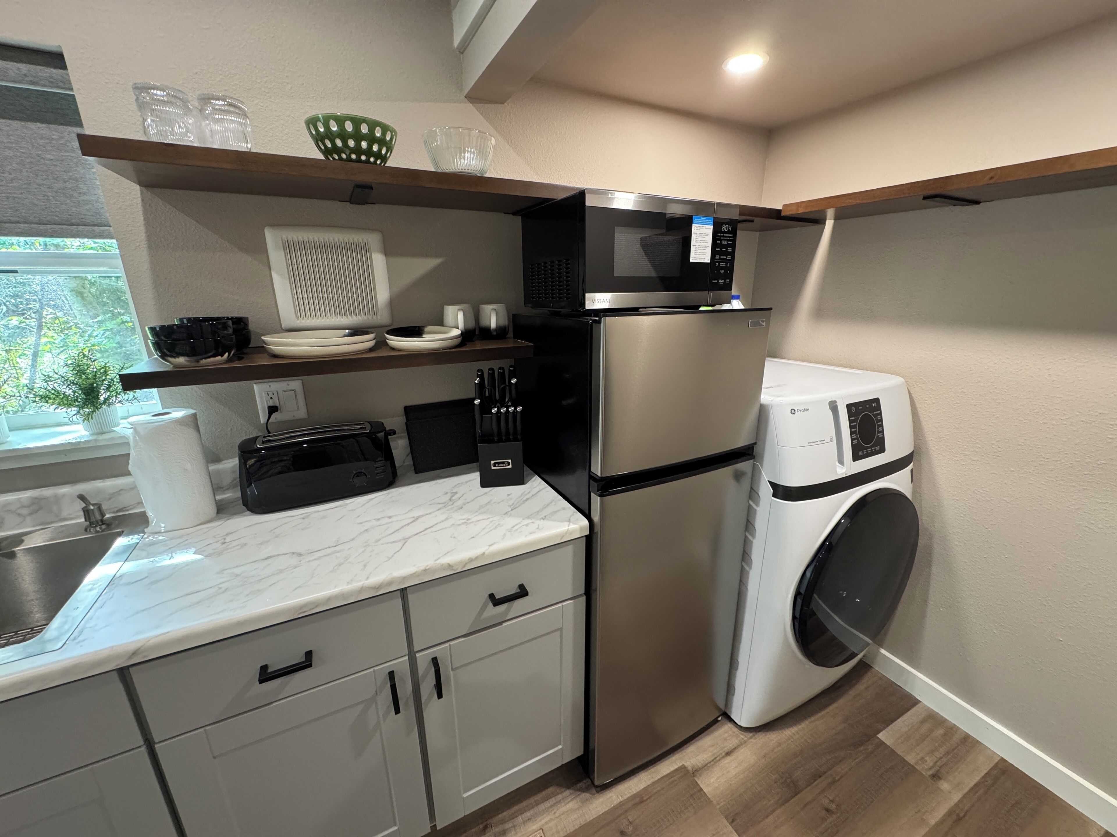 Fridge, microwave, coffee/tea maker, toaster