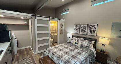 Lovely studio with AC 5 miles from Mt Rainier National Park Nisqually entrance.