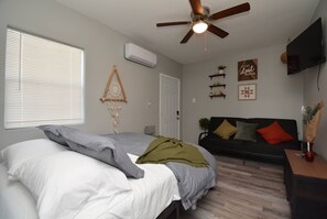 1 bedroom, iron/ironing board, WiFi, bed sheets - SuperValue Suite #9 @ East End Revitalized (Houston)
