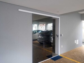 A modern interior with a glass door leading to a parking area. - Studio 42 in Mogi Guaçu (Mogi Guaçu)