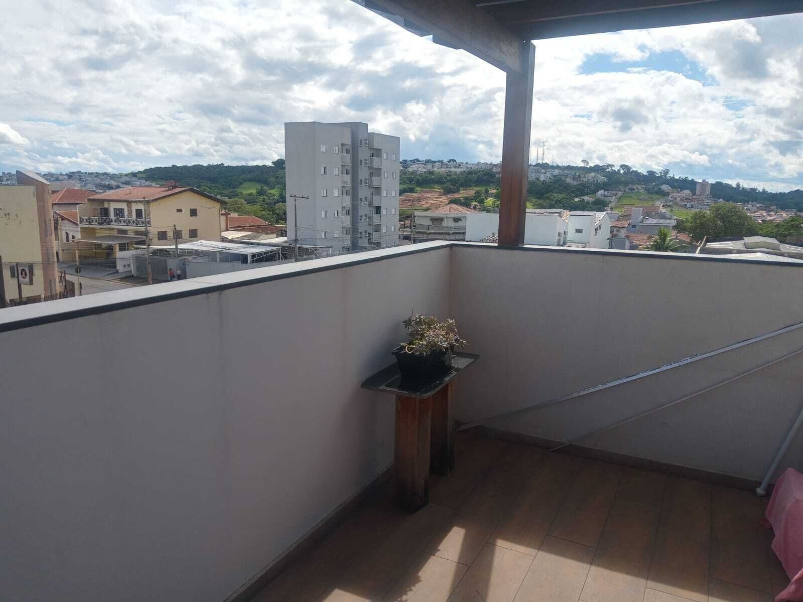 Un balcó amb vista a edificis propers i una planta en test.