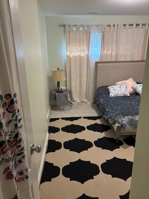 1 bedroom, free WiFi, bed sheets - Restorative stay. Charge EV, use cedar tub for hot or cold plunge.  (Port Moody)